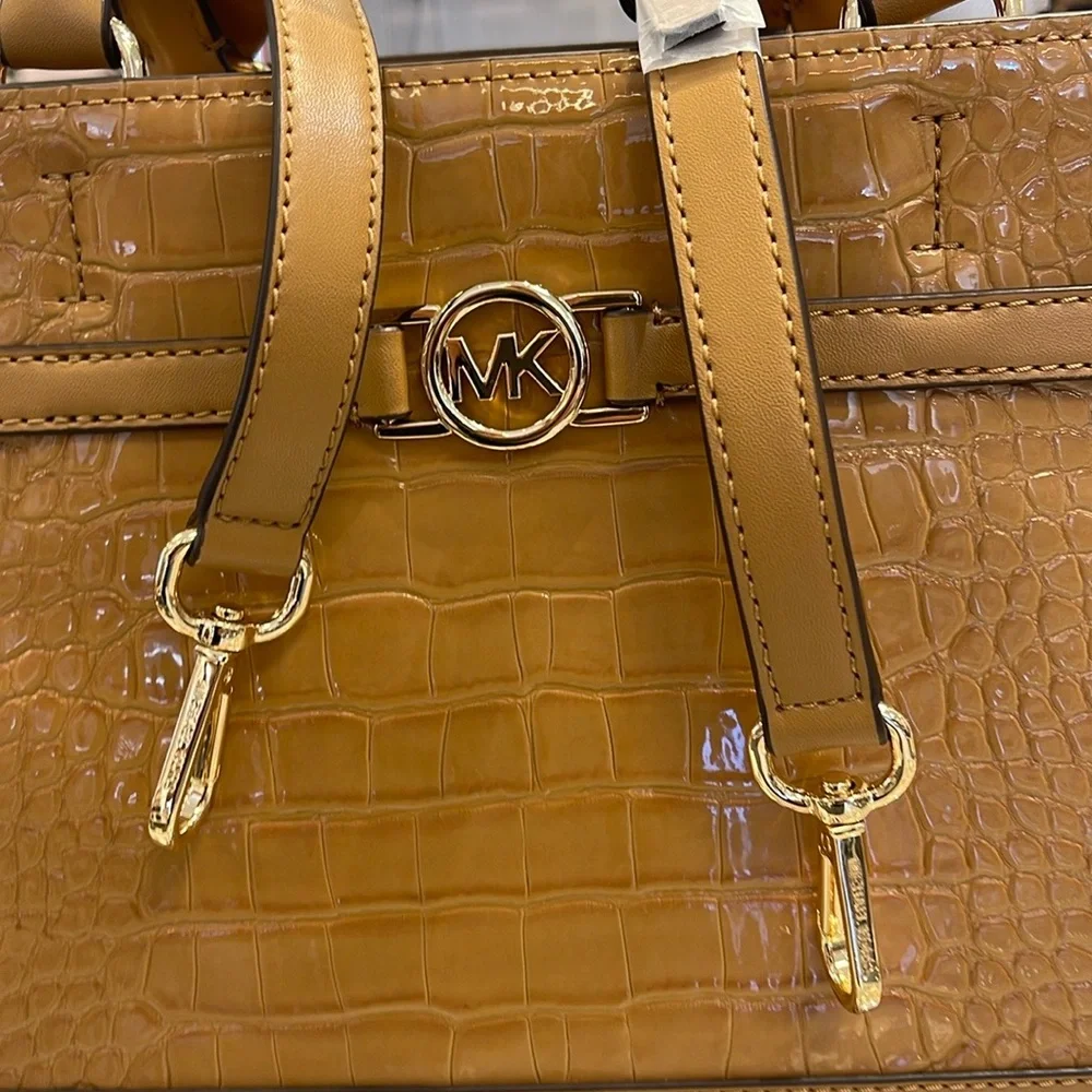 MICHAEL KORS
Reed Large Leather Belted Satchel Crossbody CZip Purse Crocodile - Picture 3 of 16